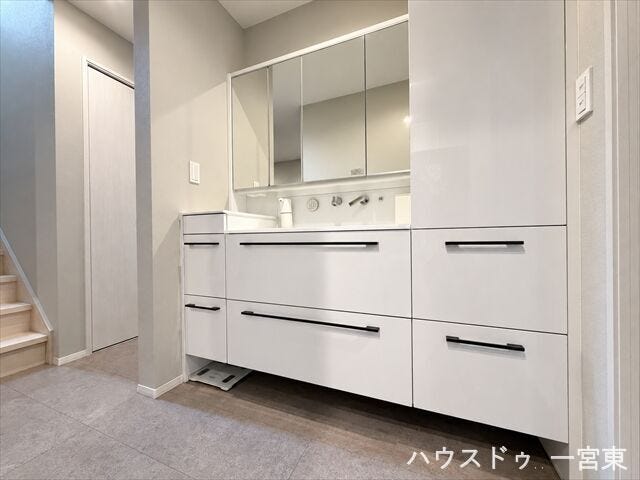 洗面台にはたくさんの収納があります。引き出し式収納もあるので、タオルのストックやお化粧品も収納できます。
