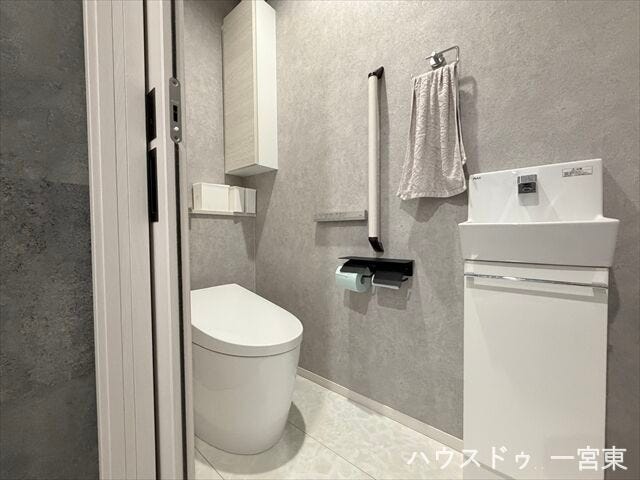 ≪1階≫
洗面が備え付けられたトイレは、利便性と衛生面の両方において非常に優れています。