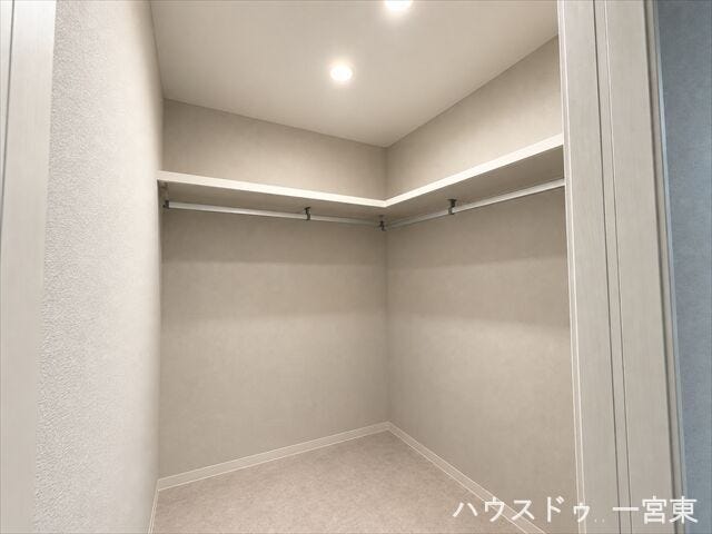 ≪1階≫
※居住中につき室内を CG にて物消しをしたものです。
玄関に繋がっているので、お出かけ前のアウターやバッグを置いたり、ご家族共有のクローゼットとして使うことができます。