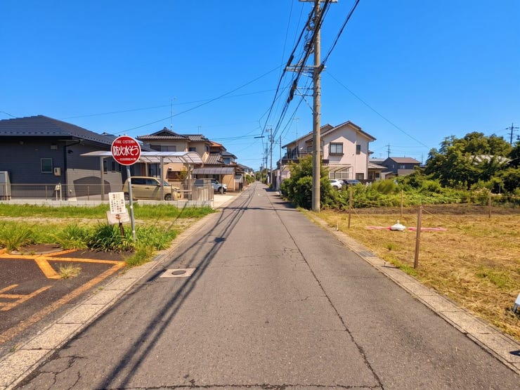 【程よい落ち着きと利便性を兼ね備えた道路幅】
通り抜けの車がスピードを出しにくいため安全性が高く、閑静な住宅街の良さを実感できます。
静かな暮らしとスムーズなカーライフを両立できる良い環境です。