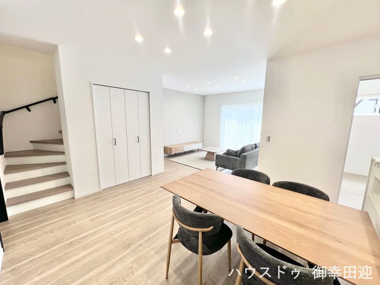 ■安らぎと笑顔の中心地■陽光が優しく降り注ぎ、会話が自然と弾む。ここでは、毎日が特別な時間へと変わります。