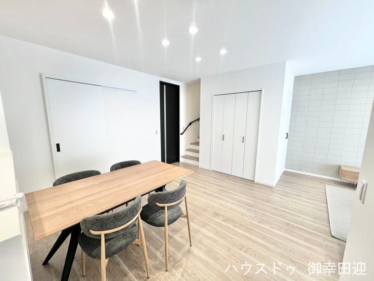 ■安らぎと笑顔の中心地■陽光が優しく降り注ぎ、会話が自然と弾む。ここでは、毎日が特別な時間へと変わります。