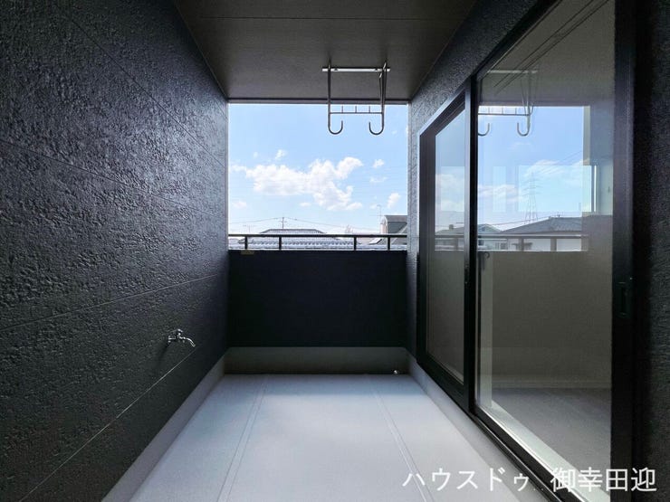 ■空の下の開放的な特等席■日光浴や読書、外の空気を感じながらリフレッシュ。暮らしを豊かにする、もう一つの心地よい空間です。