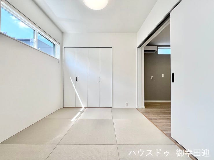 ■1階4.5帖和室■ゲストをもてなし、昼寝や家事にも使える、畳のぬくもりが心地よい多目的万能スペース。