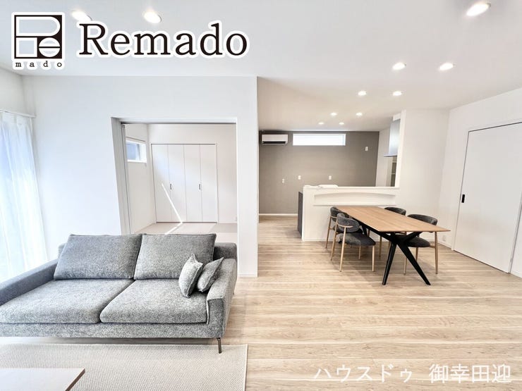 【リビング】
■家族の笑顔が集う中心地■お気に入りの家具を迎え、窓からは心地の良い光が差し込みます。