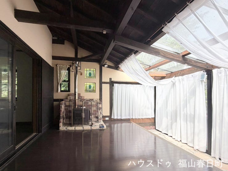 テラスのには暖炉もあり、冬には暖かい空間を作り出せます