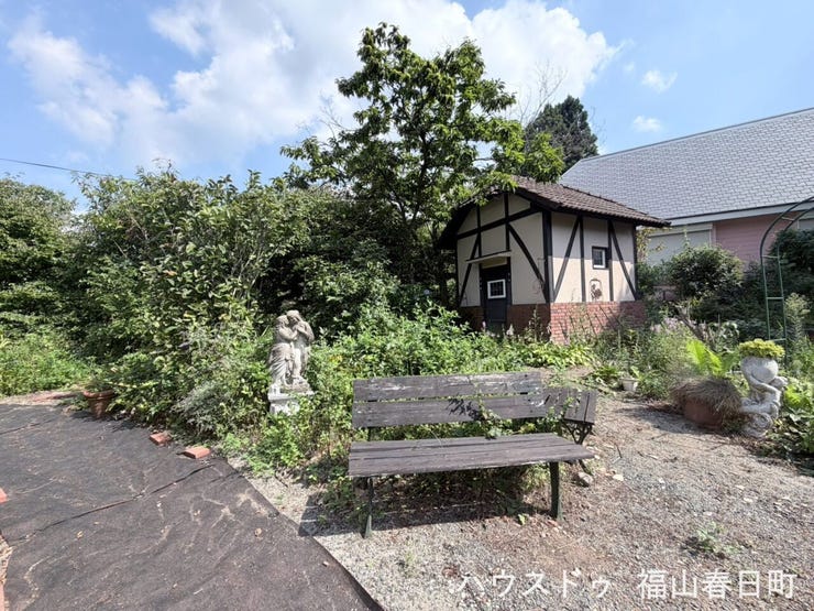 敷地内にはお洒落な外観の小屋もあり
収納スペースに使うのも◎