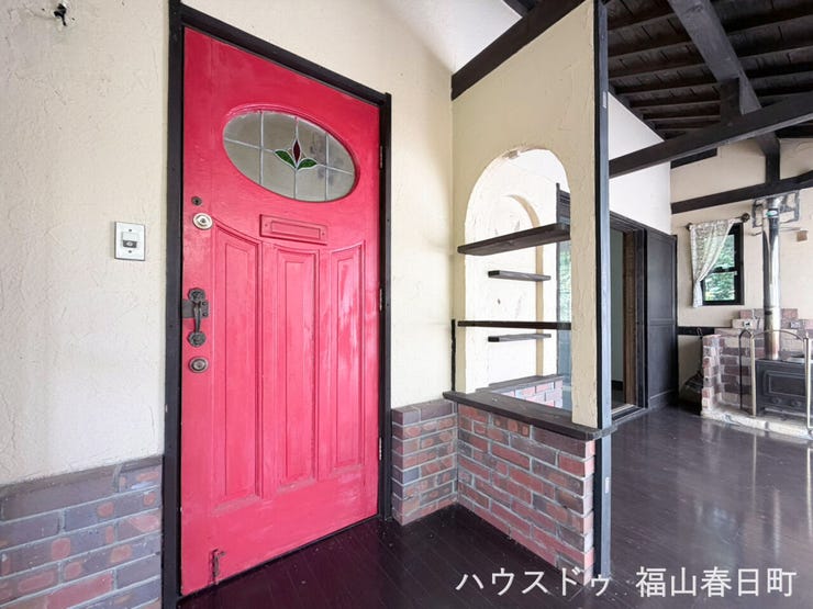 玄関を開けると右手に暖炉のあるサンルームが覗きます