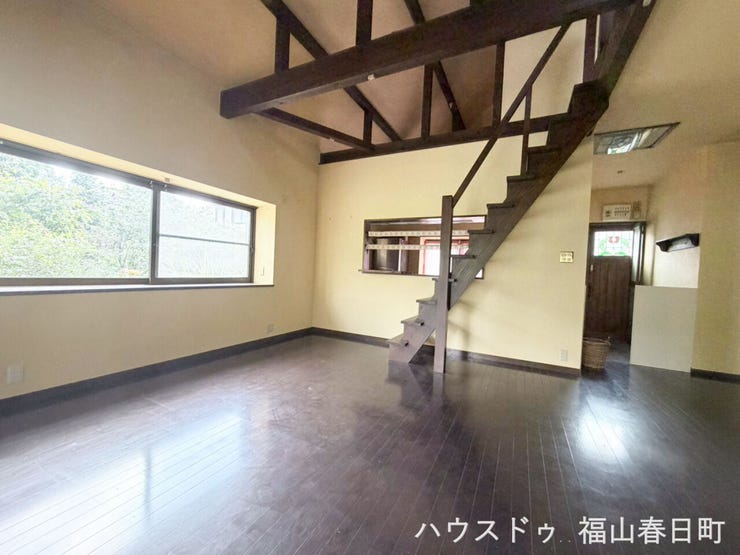 大きな窓から光が入ってくるのでLDK全体明るい空間です