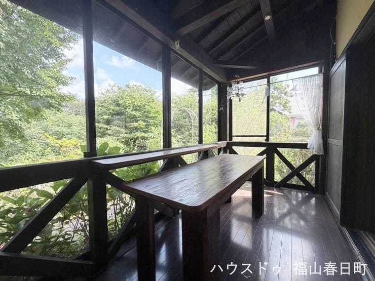 リビング横にはサンルームもあり、自然を見ながら
