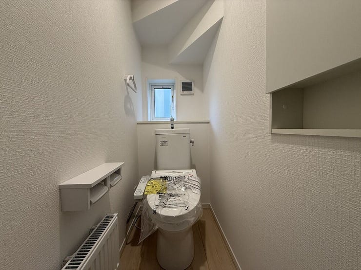 1階トイレの様子♪
温水洗浄便座付きで、家族みんなが快適に使用できます!