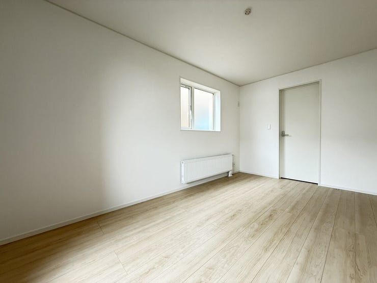 大きな窓から自然光が差し込み、ゆったりと快適に過ごせるお部屋です!
