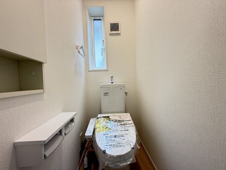 2階トイレの様子♪温水洗浄便座付きで、家族みんなが快適に使用できます!