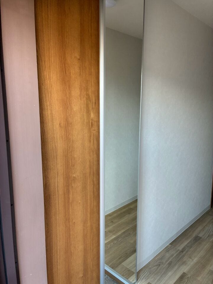 扉に姿見の付いた靴箱です。
縦に長くたくさんの靴を収納出来ます。