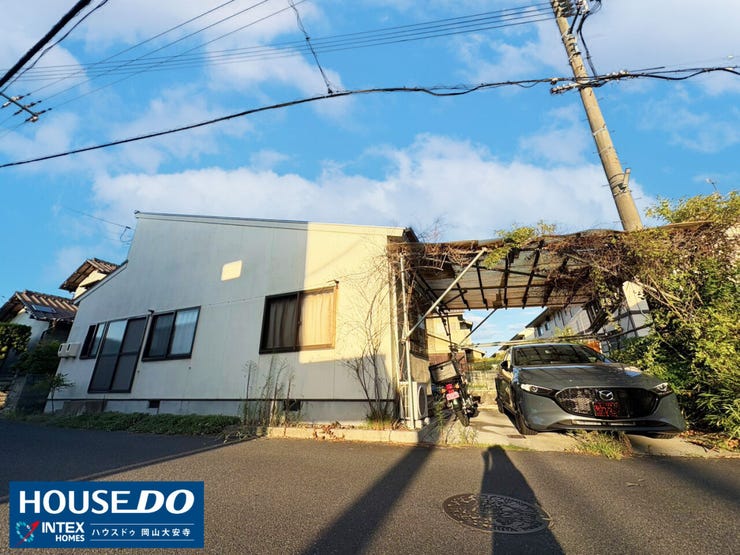 【屋根付き駐車スペース完備】
雨の日でも濡れずに愛車へ乗り降りできる便利な屋根付きカースペース!大きな青空が広がる閑静な住宅街で、ご家族での快適なお出かけライフをサポートしてくれますよ♪