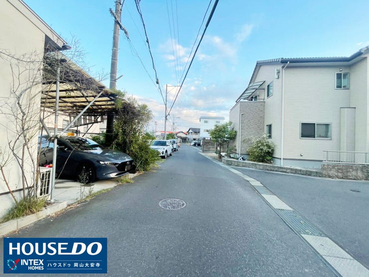 【のびのび暮らせる前面道路】
見通しが良く落ち着いた雰囲気の前面道路!お車の出し入れもスムーズに行えて安心です♪お子様と手を繋いで、毎日の通学やお散歩も気持ちよく楽しめそうですね!