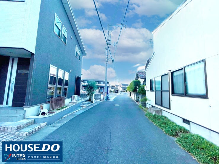 【青空が広がる閑静な住宅街】
きれいな舗装道路と落ち着いた雰囲気の並びが魅力!青空の下、お子様も安心して外遊びができそう。心地よい風が吹き抜ける、家族の笑顔あふれる理想の住環境ですね♪