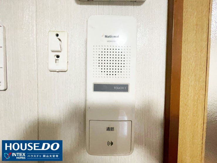 【防犯面も安心のインターホン】
来客時に室内からサッと応対できるインターホン!お子様のお留守番や急な訪問時も安心して対応できますね♪家族の安全で快適な暮らしをしっかり守ってくれる頼もしい設備です!