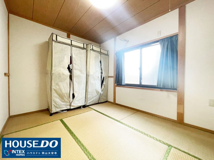 【木の温もり溢れる和室】
大きな窓からやわらかな陽光が差し込む和室!畳の香りに包まれて家族でゴロゴロ寛げる心地よい空間です♪お子様のお昼寝や客間としても大活躍しますね!
