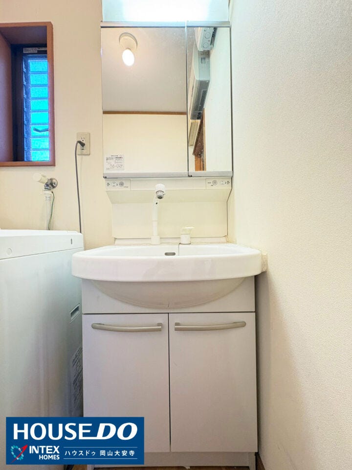 【機能的で使いやすい洗面化粧台】
大きな鏡と深めのボウルで忙しい朝の身支度もスムーズに♪下部収納もしっかりあり洗面小物を綺麗に整理整頓できます!家族みんなが毎日気持ちよく使える快適な空間ですね!