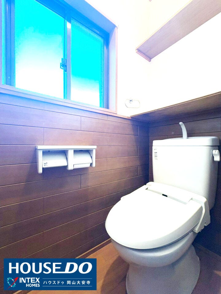 【窓付きで清潔感ある落ち着くトイレ】
木目調の壁紙がシックで心安らぐトイレ空間!小窓付きで自然光が差し込み、しっかり換気もできて清潔に保てます♪棚付きだからちょっとした小物もお洒落に飾れますね!