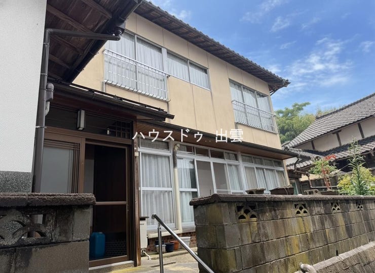 【外観】
落ち着いた住宅街の中にあり、自然に囲まれた暮らしができます!子育て世代の方にもおすすめなお家ですよ。