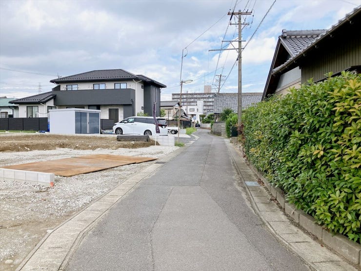 【前面道路】
大型車の通行が少なく、静かで落ち着いた環境が魅力です♪
小さなお子さんがいるご家庭でも安心して暮らせます!
車がスピードを出しにくく、交通事故のリスクも低減される安全な住環境です!