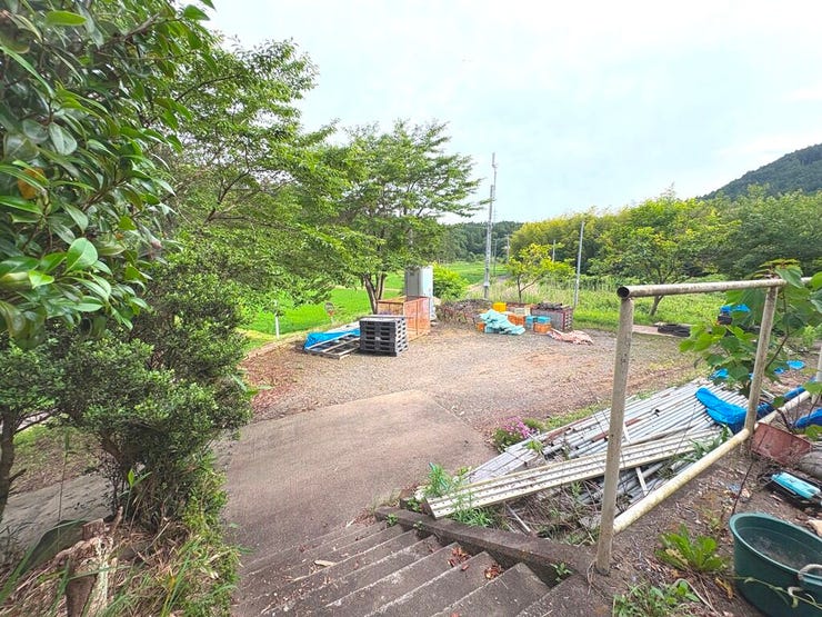 物件周辺は落ち着いた住宅と緑が広がる穏やかな環境で、四季の移ろいを身近に感じられます。