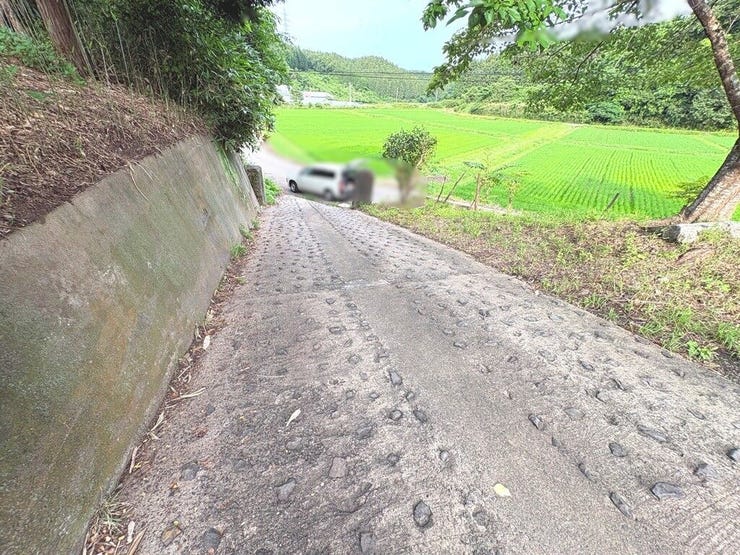 坂道は勾配がきつすぎず、徒歩や車での出入りもしやすい点も魅力です。