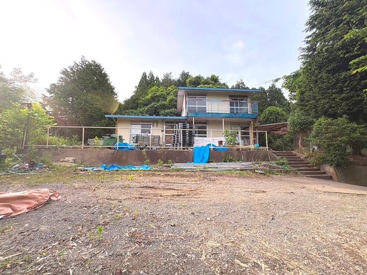 【外観】
敷地内はゆとりがあり、陽当たりも良好。
自然の中で落ち着いた時間を過ごせるロケーションとなっています。