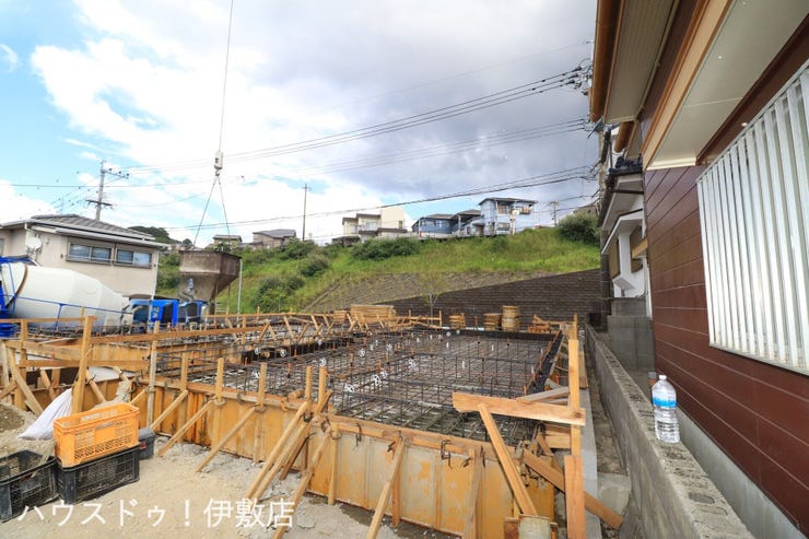 【外観】
【外観写真】
・【最大35万円補助対象】ZEH水準の省エネ&高断熱な住まい
・駐車場並列普通車1台、軽2台可能
・二面道路で風通しの良い立地