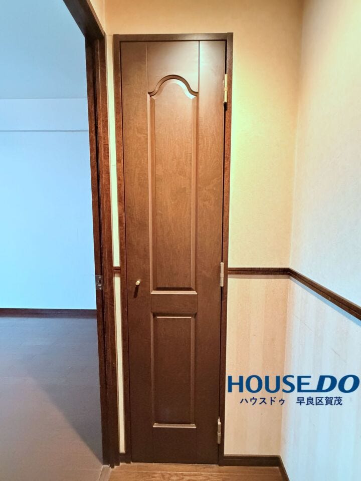 洋室の前には嬉しい収納付きです