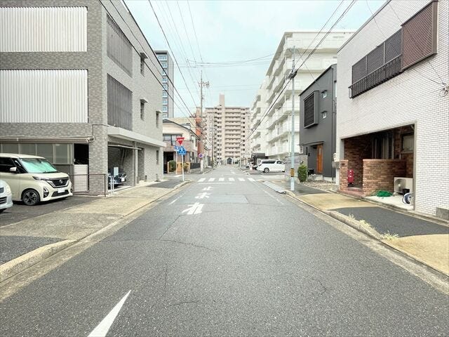 交通量は多くはありませんが、落ち着いた環境にあるので、通勤・通学も安心出来ます。