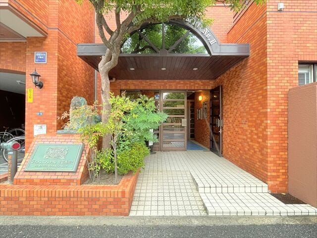 道を挟んだ先には公園があり、緑の多い立地です。