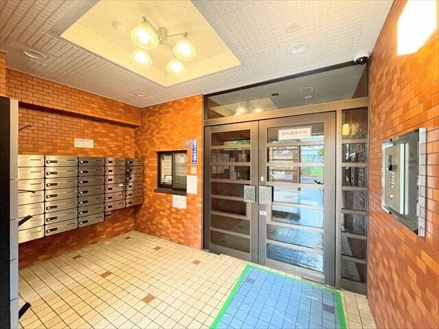防犯面でも嬉しいオートロック付き。
お部屋のインターホンでロックを解除することが出来ます。