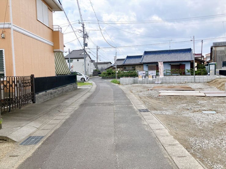 【前面道路】
交通量が少なく静かな環境のため、歩行者や高齢者、お子様にも安心の立地です♪
周辺の騒音も少ないため、落ち着いた雰囲気の中で穏やかな毎日を過ごしたい方にぴったりの住環境です!