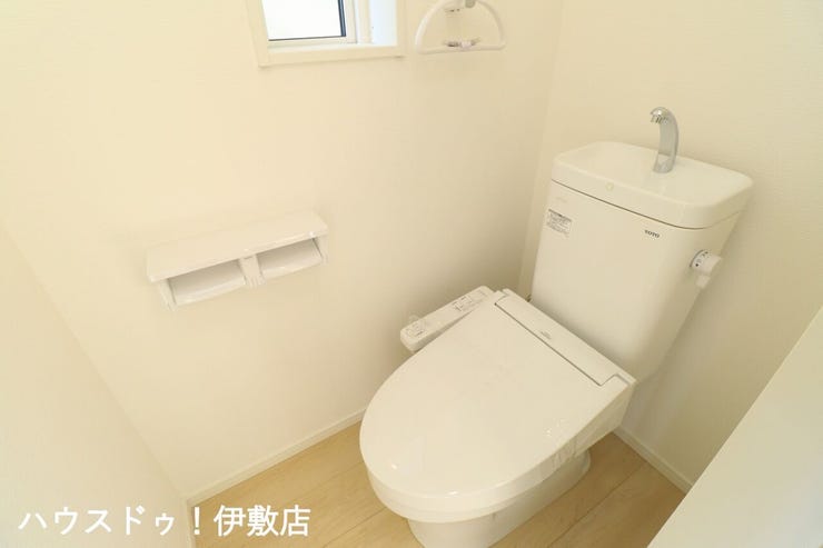 石谷町 新築戸建 【1Fトイレ（同仕様写真）】
一人になれる安らぎの場所.清潔さと静けさを両立した空間。心落ち着くひとときを過ごせる、プライベートなレストルームです。