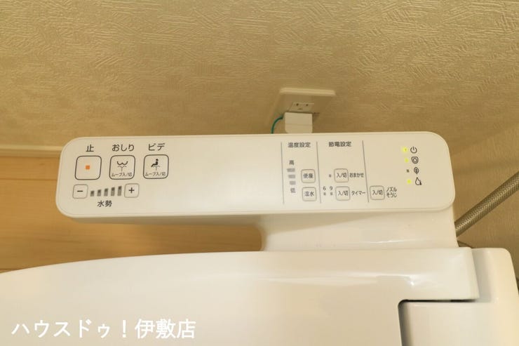 石谷町 新築戸建 【温水洗浄便座（同仕様写真）】
寒い冬の日にもヒヤッとせずおしりを温かく包んでくれる暖房便座。今ではなくてはならない設備。