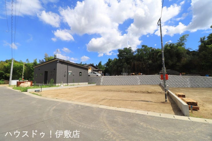 石谷町 新築戸建 【外観写真】
・駐車場普通車2台、軽4台の合計6台可能！
・耐震と制震を兼ね備えた地震に強い家