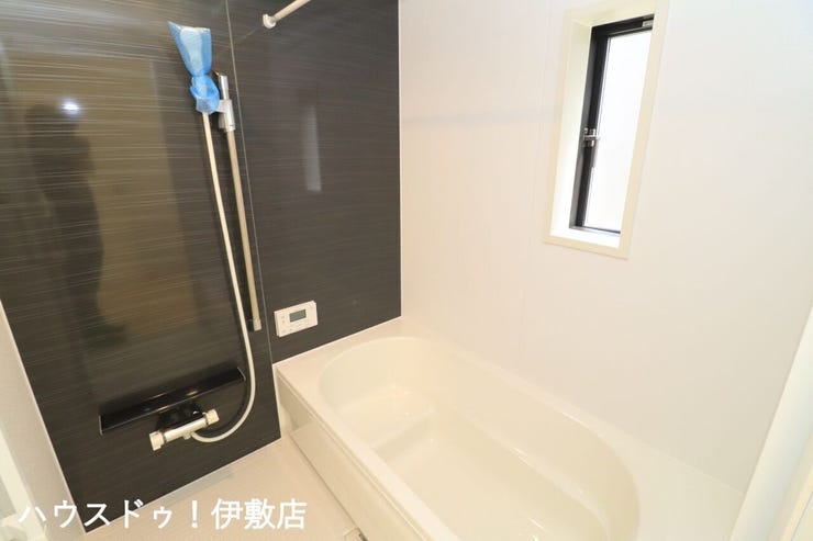 石谷町 新築戸建 【浴室（同仕様写真）】
シックな雰囲気のくつろぎスペースの浴室。ゆったり足を伸ばして入浴でき、一日の疲れも癒されそうですね。