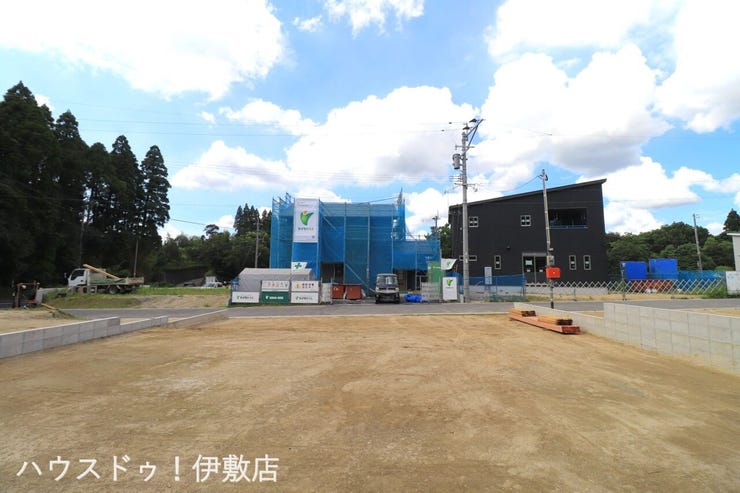 石谷町 新築戸建 【外観写真】
分譲地内の一画で新しい家が建ち並び、気持ちの良い街並み