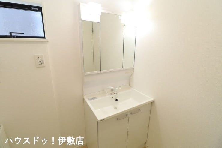 石谷町 新築戸建 【洗面台（同仕様写真）】
白く清潔な洗面台は一日のはじまりのスイッチを入れるのにピッタリなスペース。