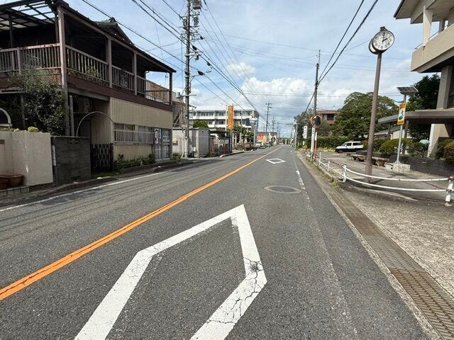 東側前面道路 約8.3mございます。