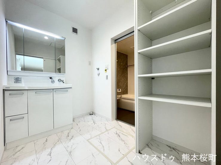 ■清々しいリフレッシュ空間■自分を磨き、気持ちを切り替える。心地よい光が差し込むプライベートスペース。