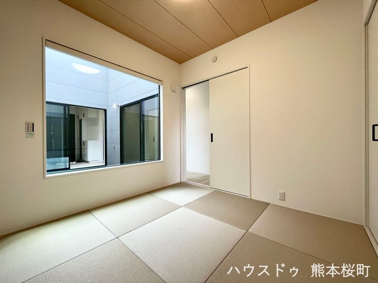 ■1階5.5帖和室■ゲストをもてなし、昼寝や家事にも使える、畳のぬくもりが心地よい多目的万能スペース。