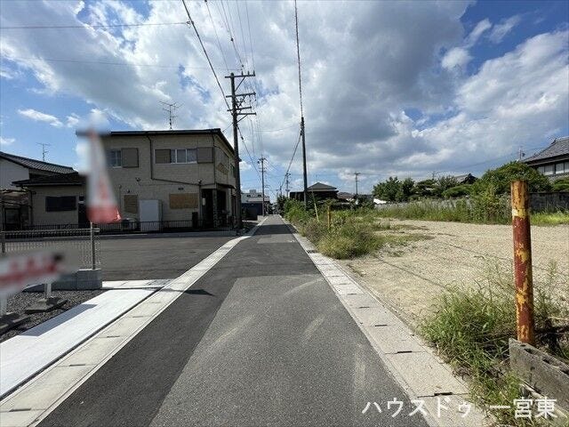 ≪西側南向き 幅約4.0m≫
車がすれ違うには厳しい道幅ですが、車はスピードを抑えて走行するので、お子様にも安全な道幅となっています。