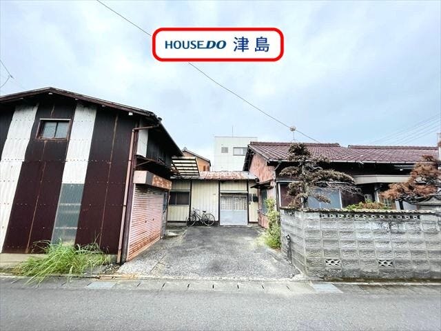 【外観】
佐屋小学校・佐屋中学校エリア。約62.9坪の広々とした敷地。現在上物があり解体後、更地でのお引渡し。生活利便施設が1km以内にあり、至便な立地。