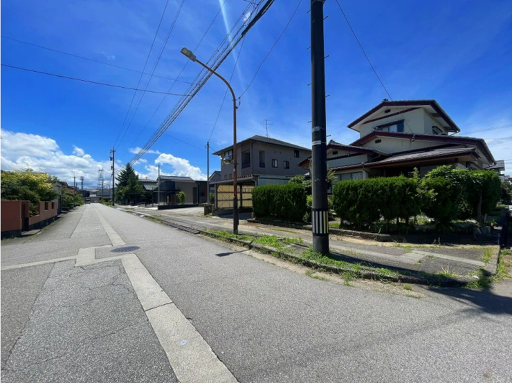 北側から見た東側側面道路