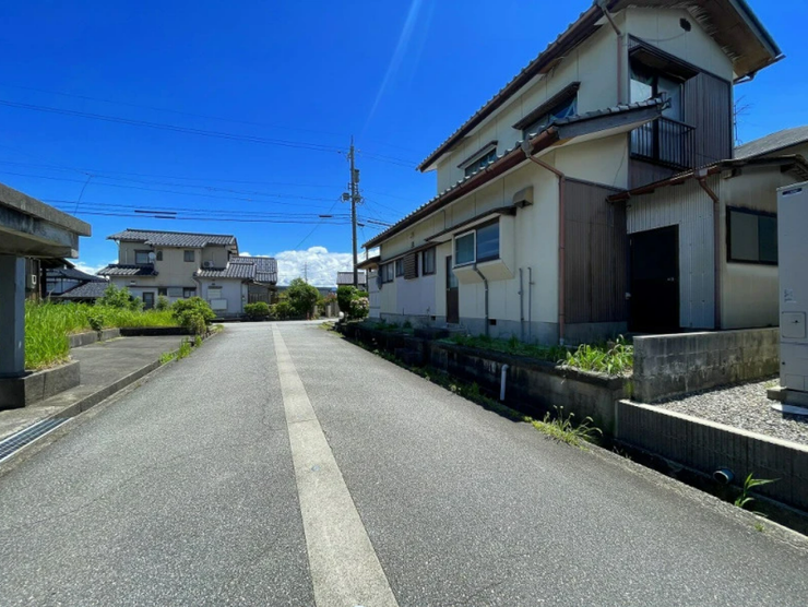 西側側から見た北側前面道路