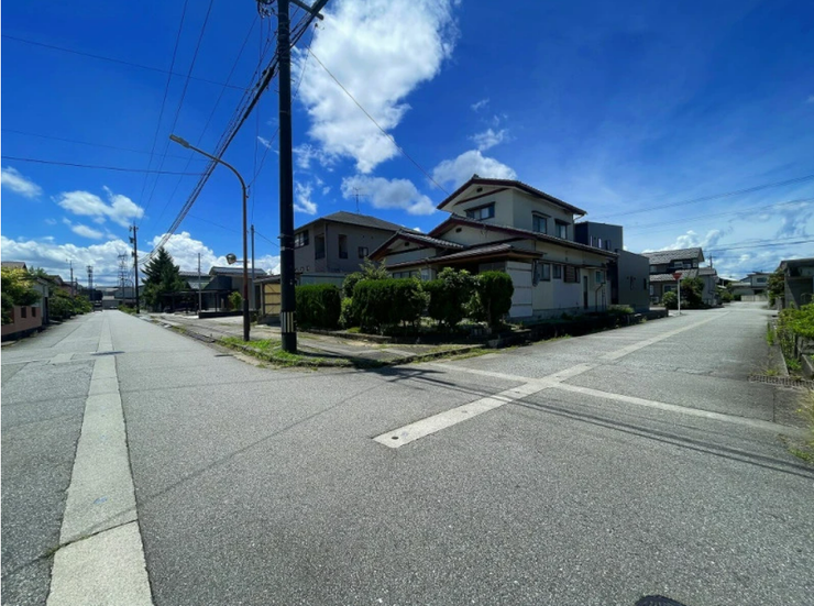 前面道路と土地全景